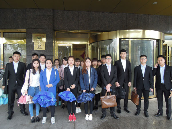 神采奕奕的经贸学子.jpg 神采奕奕的经贸学子.jpg