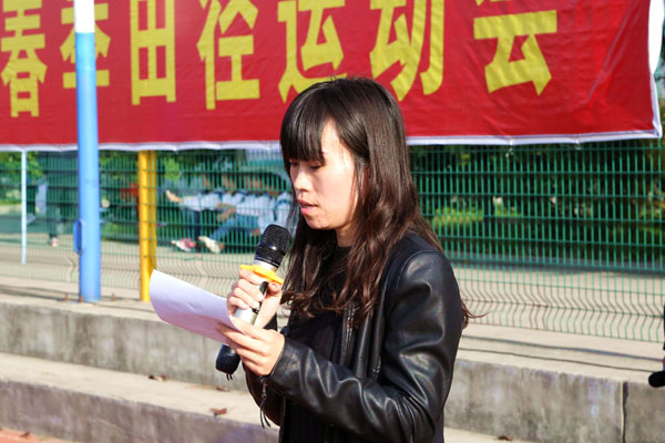 学生处处长黄翠老师宣布优秀裁判员名单.JPG