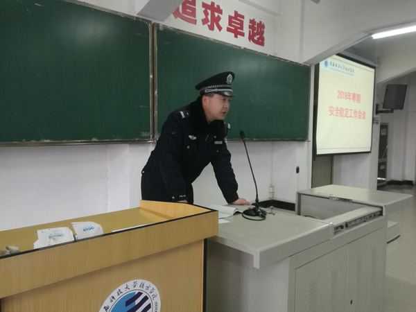 王海峰警官进行安全稳定工作布置.jpg