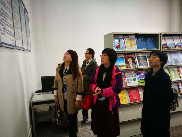 5检查组查看档案借阅场地.jpg