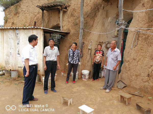 04到建档立卡学生家里问慰.jpg