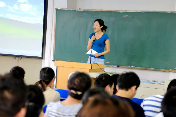 会计学院辅导员代表张婷婷发言.JPG