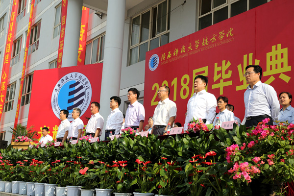 2齐唱国歌.JPG
