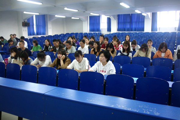 各学院辅导员认真听取会议精神.jpg