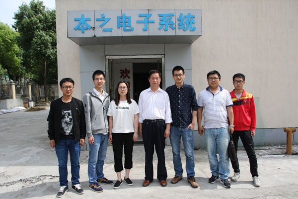 06与企业学生合影.JPG 06与企业学生合影.JPG