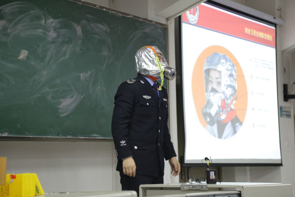 董湃教员掩饰防烟面具.JPG