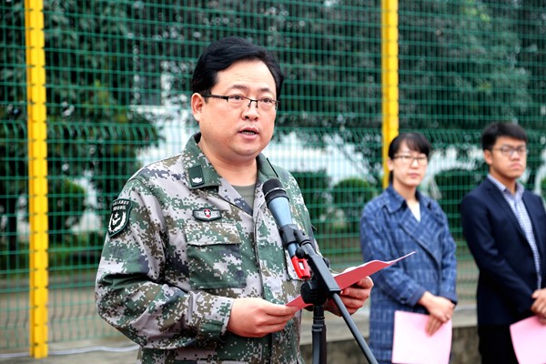 4. 军训团团长刘继兵老师宣读军训团表彰决定.JPG 4. 军训团团长刘继兵老师宣读军训团表彰决定.JPG