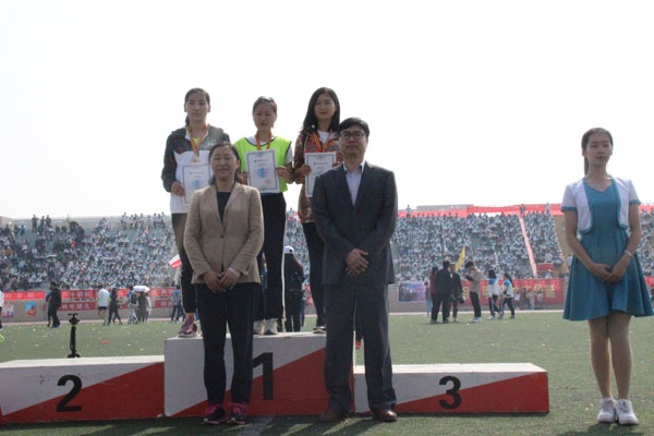 女子200米颁奖.JPG