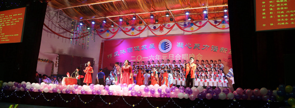 08班级表演2.JPG