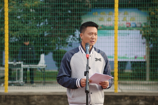 体育部主任刘涛老师宣布比赛成绩.JPG 体育部主任刘涛老师宣布比赛成绩.JPG