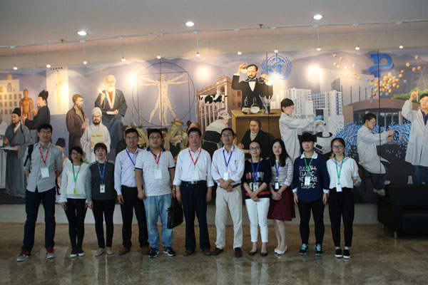 02与企业学生合影.JPG 02与企业学生合影.JPG