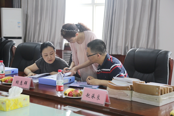 3专家组查阅材料.JPG 3专家组查阅材料.JPG