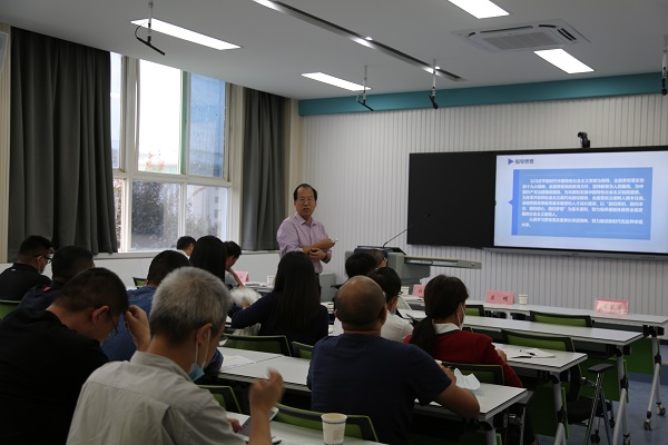4.教务处处长罗文谦教授作专题报告.JPG