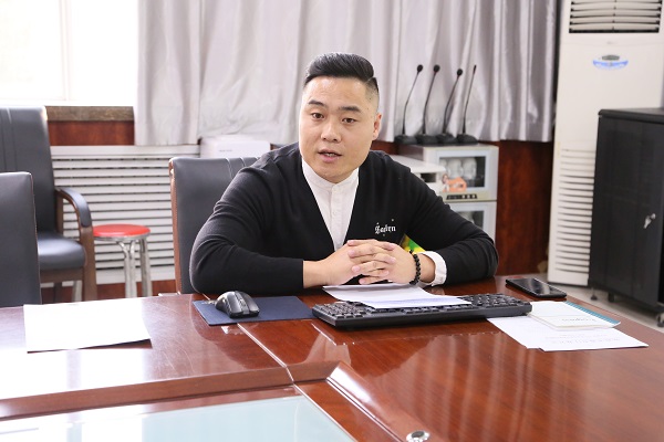 2.办公室副主任梁逸群主持会议.JPG