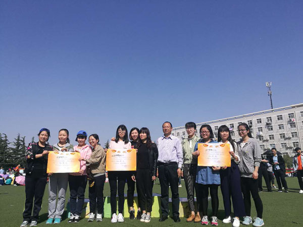 刘书记为教工组女子4×100m接力颁奖.jpg