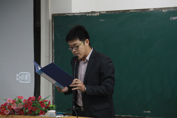 电信学院闫利峰老师介绍其学院参赛人员.JPG