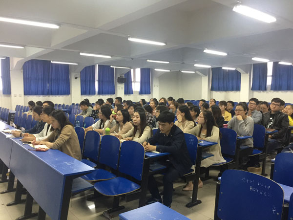 全体班主任认真记录.JPG 全体班主任认真记录.JPG