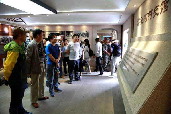 党员干部感受习总书记在梁家河.JPG 党员干部感受习总书记在梁家河.JPG