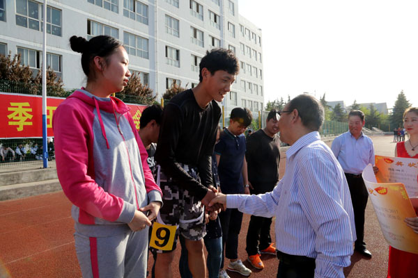 党委书记刘运老师为团体总分第二名获奖班级颁奖.JPG