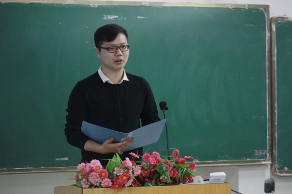 经贸学院周乐老师介绍其学院参赛人员 (1).jpg
