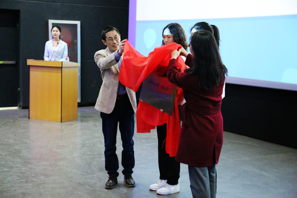 刘子健院长为影院揭牌.jpg 刘子健院长为影院揭牌.jpg
