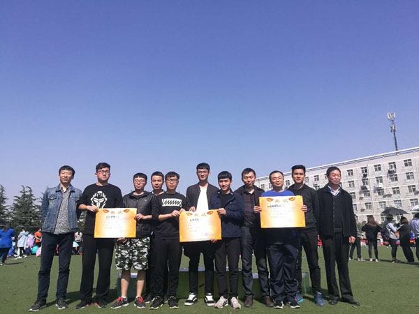 贾院长为教工组男子4×100m接力颁奖.jpg