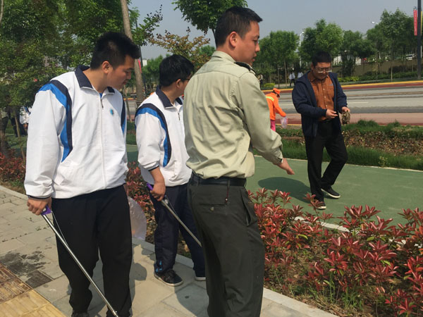 我院志愿者进行绿化带烟头拾捡.jpg 我院志愿者进行绿化带烟头拾捡.jpg