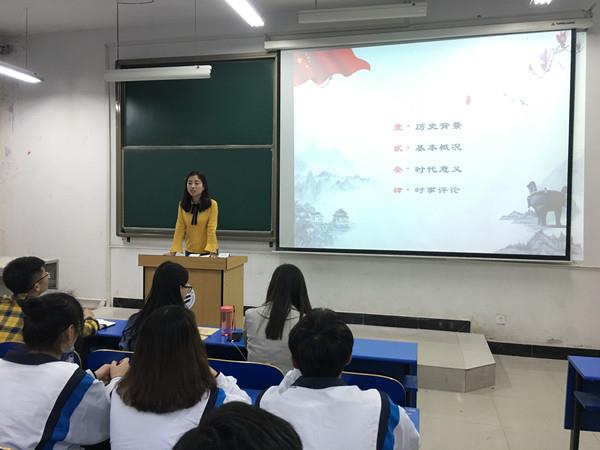 党员代表讲解五四历史.jpg 党员代表讲解五四历史.jpg