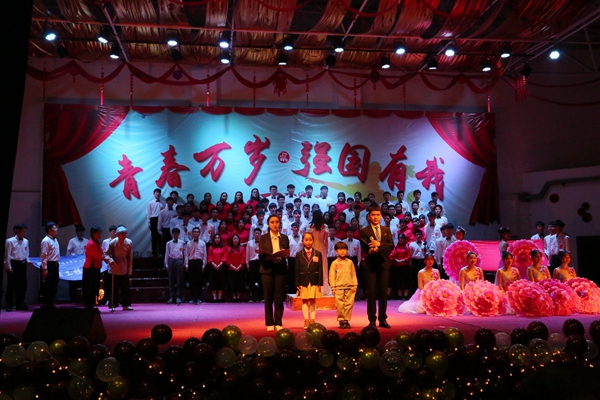 在灿烂的阳光下.JPG 在灿烂的阳光下.JPG