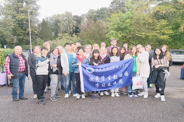 8.与寄宿家庭合影.jpg 8.与寄宿家庭合影.jpg