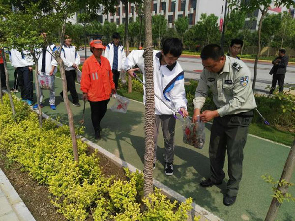 我院志愿者拾捡花坛垃圾.jpg 我院志愿者拾捡花坛垃圾.jpg