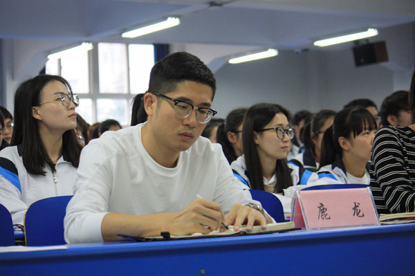 4经贸学院党总支书记鹿龙老师参加开班典礼.JPG 4经贸学院党总支书记鹿龙老师参加开班典礼.JPG