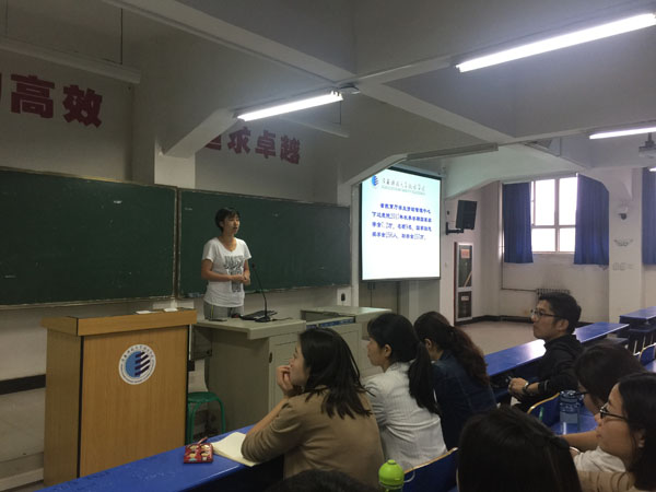 大学生资助管理中心范丹丹老师做工作部署.JPG 大学生资助管理中心范丹丹老师做工作部署.JPG