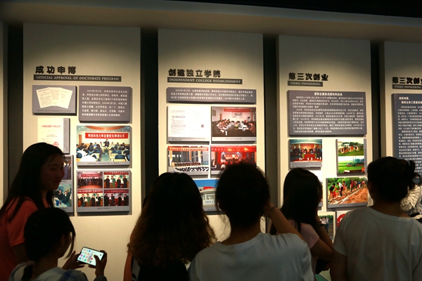 4同学们驻足参观校史馆2.JPG 4同学们驻足参观校史馆2.JPG