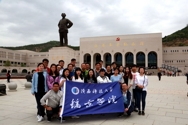 参训学员在延安革命纪念馆前合影.JPG 参训学员在延安革命纪念馆前合影.JPG