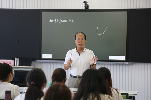 3. 省级教学名师、教务处处长罗文谦作专题报告.JPG