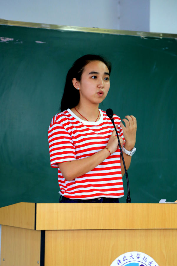 电信学院辅导员代表郭媛媛发言.JPG