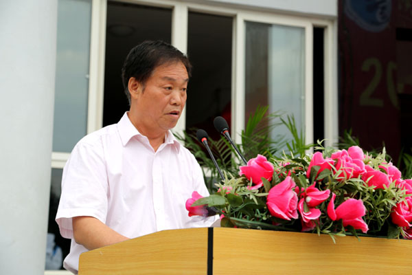 3常务副院长贾争现主持会议.JPG