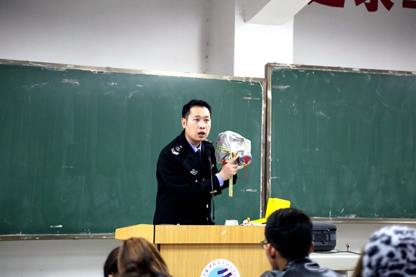 吴宗华教官讲解消防器材.jpg 吴宗华教官讲解消防器材.jpg