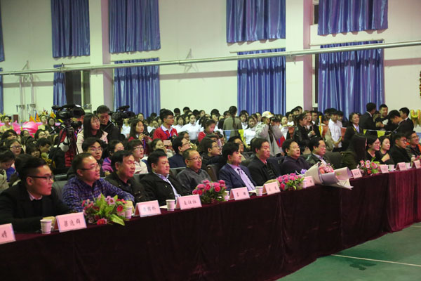 参会领导与评委老师观看节目.JPG