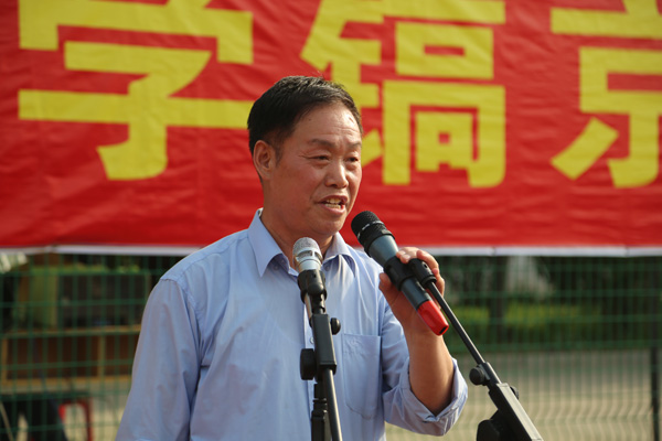 院长贾争现宣布运动会闭幕.JPG