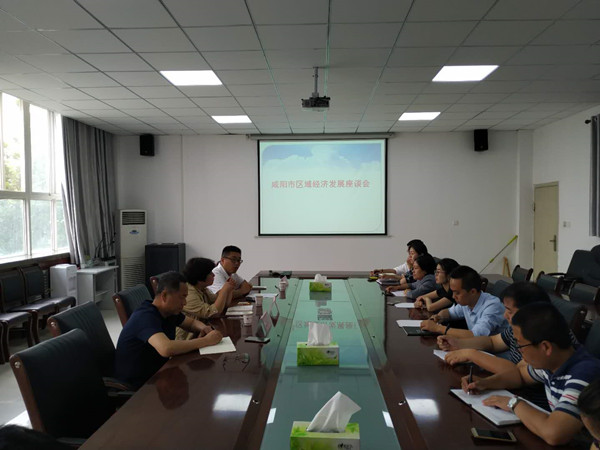 调研团与张总在镐京学院座谈.jpg