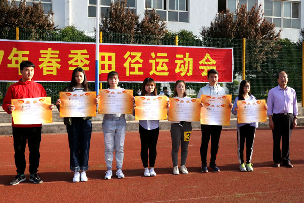 道德风尚奖获奖班级与教务处罗文谦处长合影.JPG
