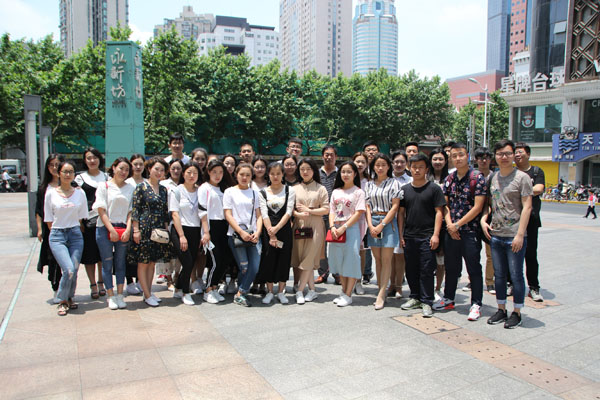 013与上海师生座谈合影.JPG 013与上海师生座谈合影.JPG