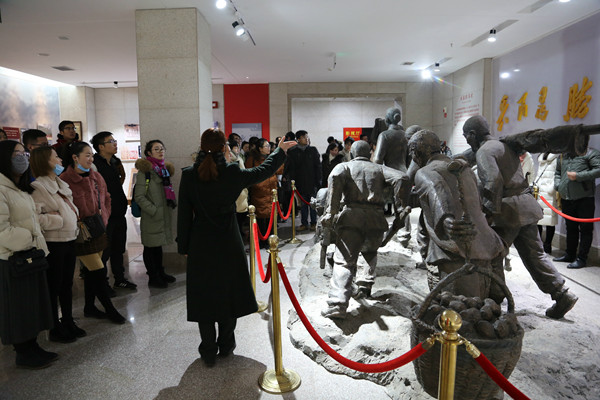 纪念馆认真聆听讲解3.jpg 纪念馆认真聆听讲解3.jpg