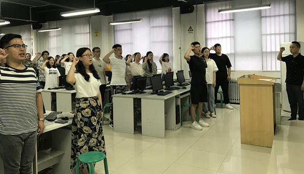 全体毕业生党员重温入党誓词.jpg