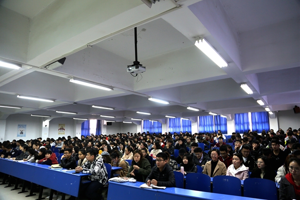 老师学生认真听讲.jpg 老师学生认真听讲.jpg