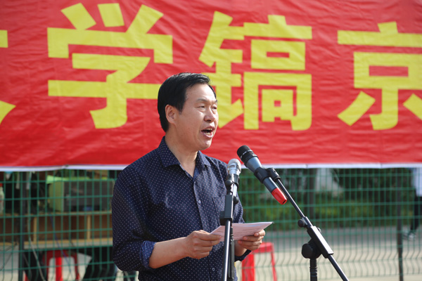 副院长南社社主持闭幕式.JPG