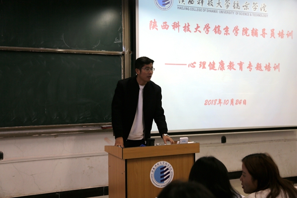 1.鹿龙老师主持会议.jpg
