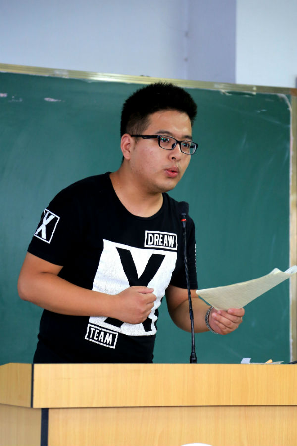 经贸学院辅导员代表朱林鹏发言.JPG